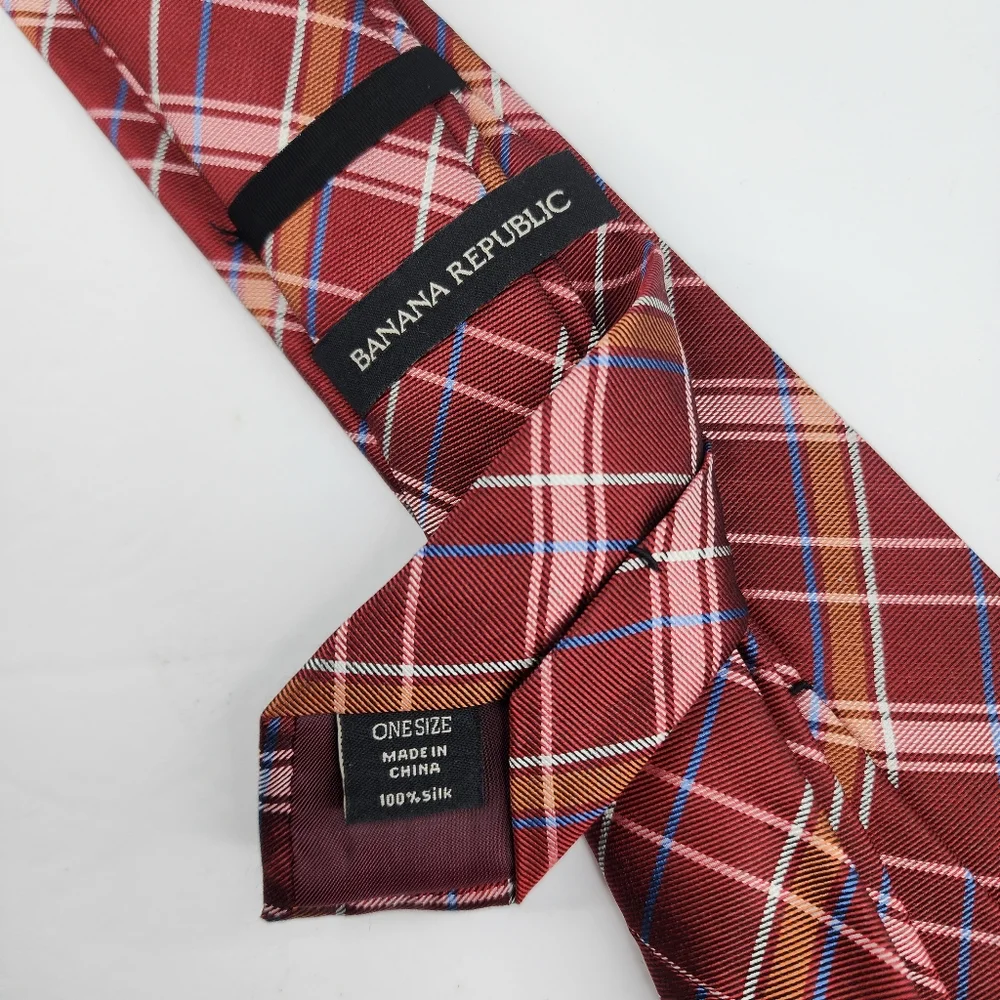 BANANA REPUBLIC Red Silk Plaid Tie.